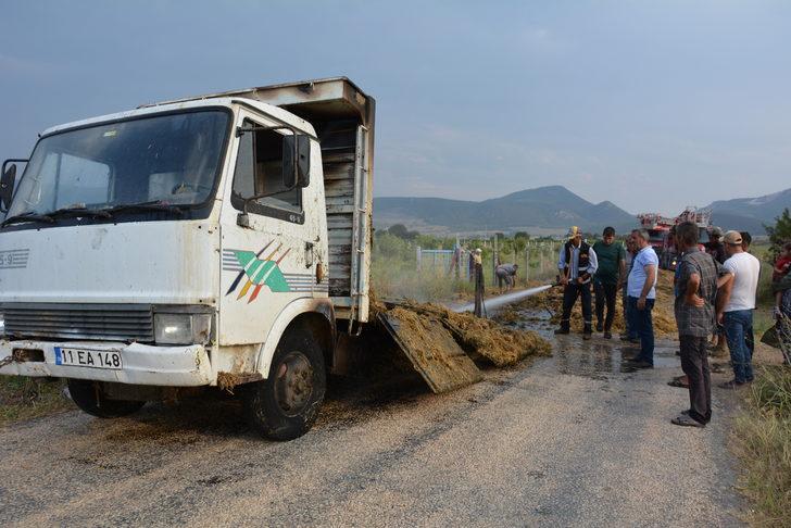 Bilecik'te saman yüklü kamyonet yandı G3