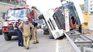 Çekmeköy'de devrilen hafriyat kamyonunun sürücüsü yaralandı