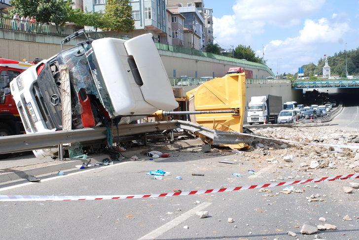 Çekmeköy'de devrilen hafriyat kamyonunun sürücüsü yaralandı G2