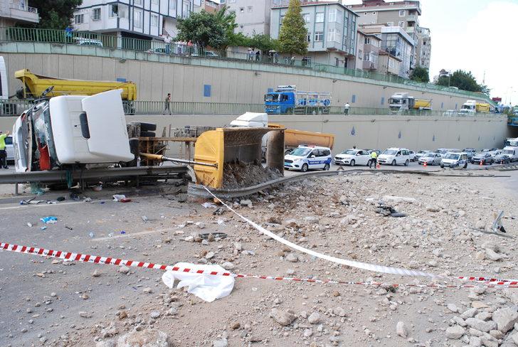Çekmeköy'de devrilen hafriyat kamyonunun sürücüsü yaralandı G3