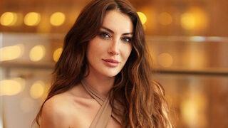 Survivor Merve Oflaz derin dekolteli elbisesiyle poz verdi! Güzelliği baş döndürdü...