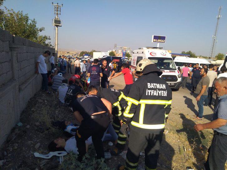 Batman'da otomobil ile çarpışan işçi servisi devrildi, 11 kişi yaralandı G2