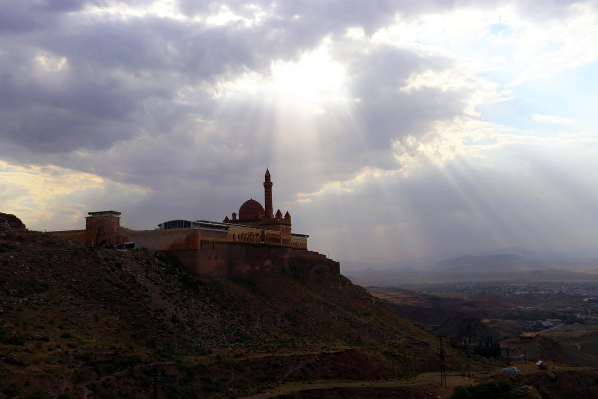 Osmanlı'nın yıllara meydan okuyan sarayı: İshak Paşa