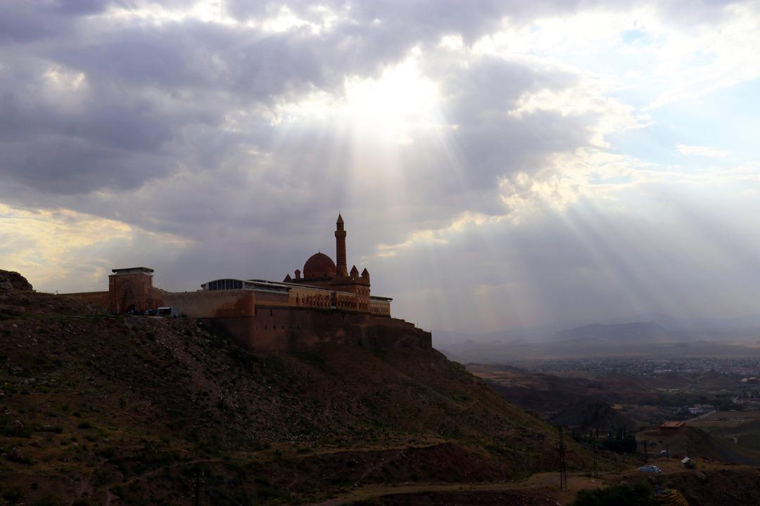 1900 rakımlı tepenin &uuml;zerinde tek başına! Osmanlı'nın yıllara meydan okuyan sarayı: İshak Paşa