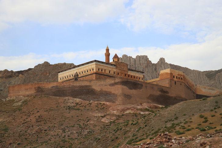 1900 rakımlı tepenin üzerinde tek başına! Osmanlı'nın yıllara meydan okuyan sarayı: İshak Paşa G1