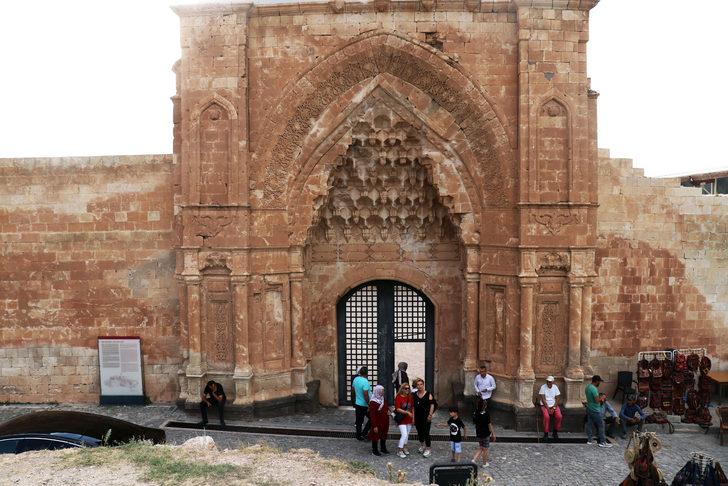 Osmanlı'nın yıllara meydan okuyan sarayı: İshak Paşa G3