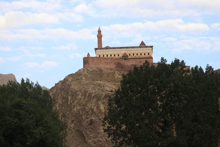 1900 rakımlı tepenin üzerinde tek başına! Osmanlı'nın yıllara meydan okuyan sarayı: İshak Paşa G5
