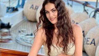 Fahriye Evcen bikinisiyle güneş banyosu yaptı! Güzelliği olay yarattı...
