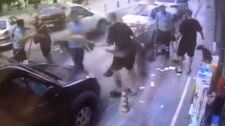 Sosyal medya bunu konuşuyor! 'Köpeğine toz geldi' diye burnunu kırdı