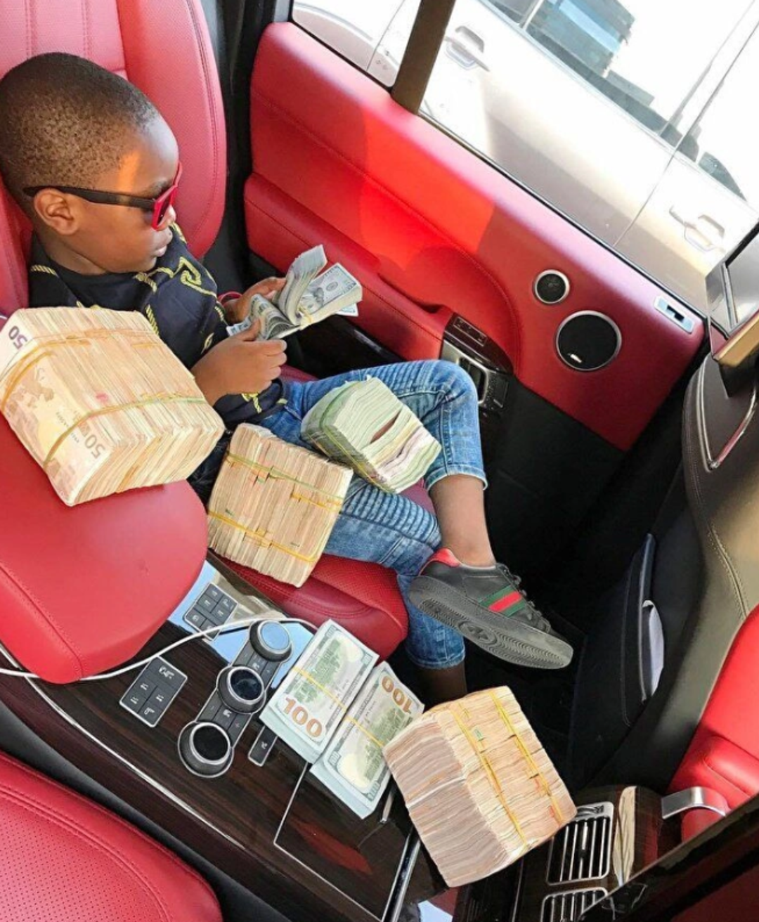 Afrika&rsquo;nın en zengin &ccedil;ocuğunun hayatı olay olmuştu! 10 yaşındaki milyaderin babası dolandırıcılık s&ouml;ylentileriyle g&uuml;ndemde