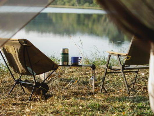 Kamp tatilinin olmazsa olmazı katlanabilir kamp masalarıyla doğadaki keyfinize keyif katın!