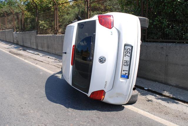 Tuzla'da duvara çarptıktan sonra devrilen otomobilin sürücüsü yaralandı