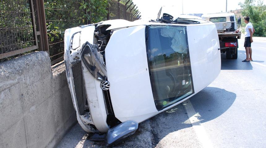 Tuzla'da duvara çarptıktan sonra devrilen otomobilin sürücüsü yaralandı
