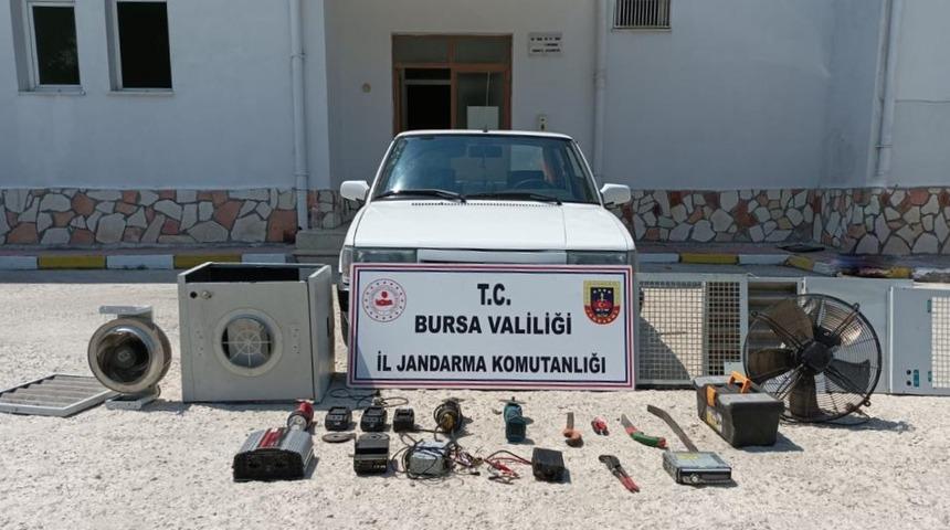 Bursa'da hırsızlık yaptıkları iddiasıyla yakalanan 3 ş&uuml;pheli tutuklandı