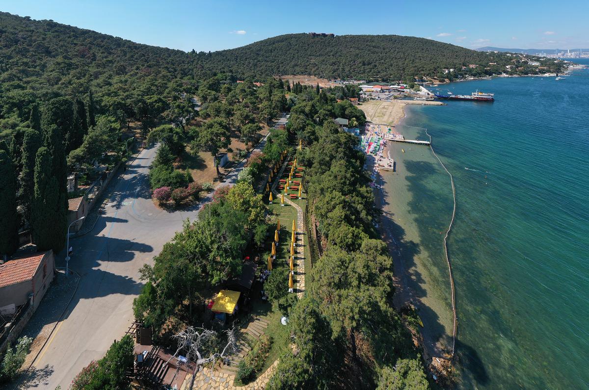 İBB'nin B&uuml;y&uuml;kada'da a&ccedil;tığı plaj hizmet vermeye başladı