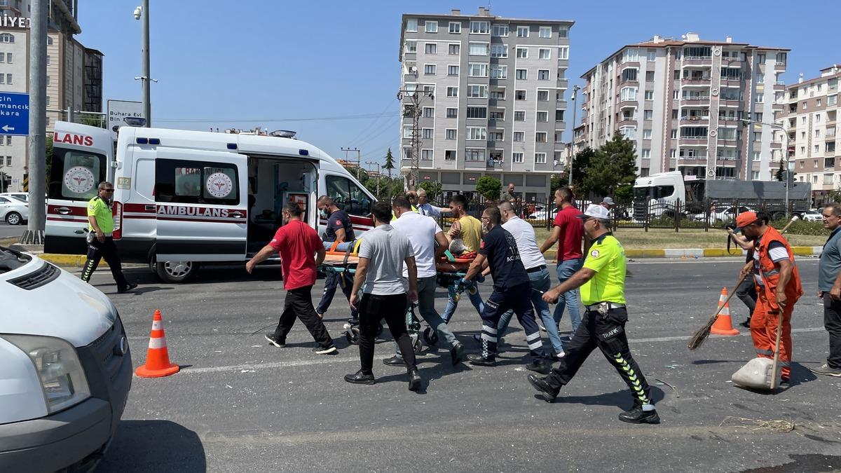 &Ccedil;orum'da vidanj&ouml;rle kamyonet &ccedil;arpıştı, 6 kişi yaralandı