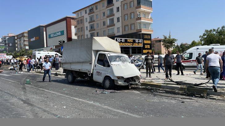 Çorum'da vidanjörle kamyonet çarpıştı, 6 kişi yaralandı G2