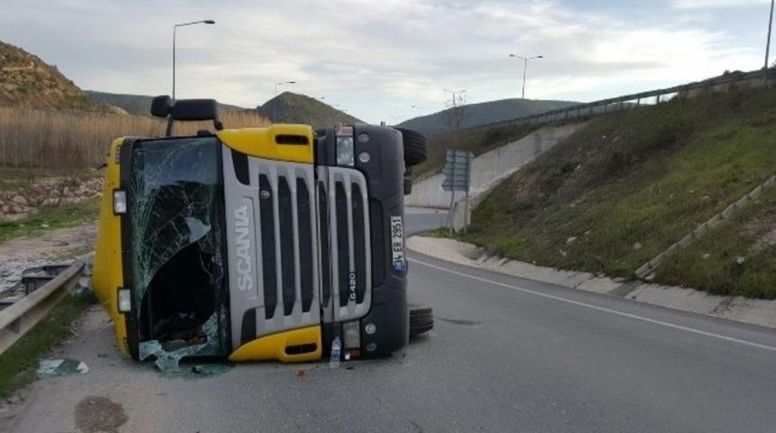 Devrilen Tır&rsquo;ın S&uuml;r&uuml;c&uuml;s&uuml; Yaralandı, Malzemeler Yola Savruldu