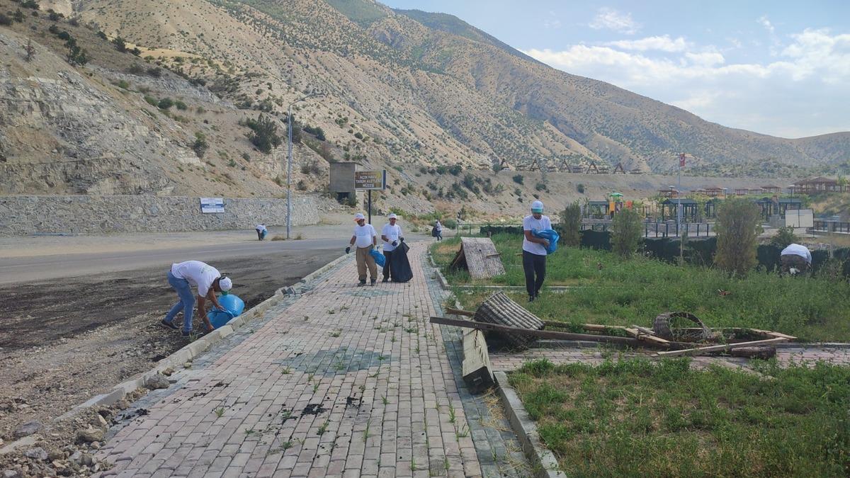T&uuml;rkiye'nin "sakin kenti" Uzundere'de, Belediye Başkanı Aktoprak ekibiyle &ccedil;&ouml;p topladı
