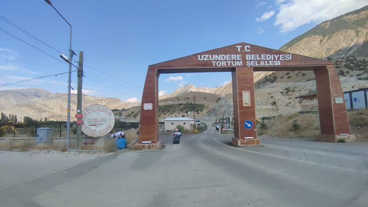 Türkiye'nin "sakin kenti" Uzundere'de, Belediye Başkanı Aktoprak ekibiyle çöp topladı G2