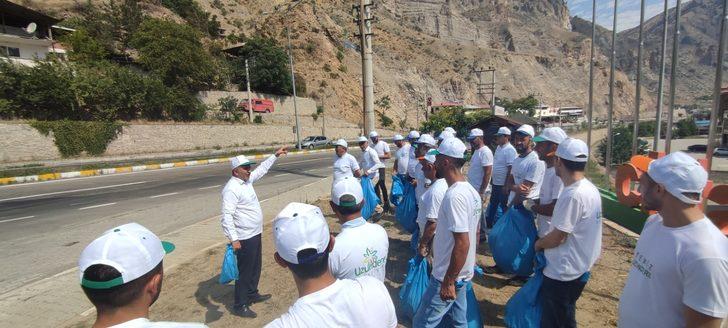 Türkiye'nin "sakin kenti" Uzundere'de, Belediye Başkanı Aktoprak ekibiyle çöp topladı G4