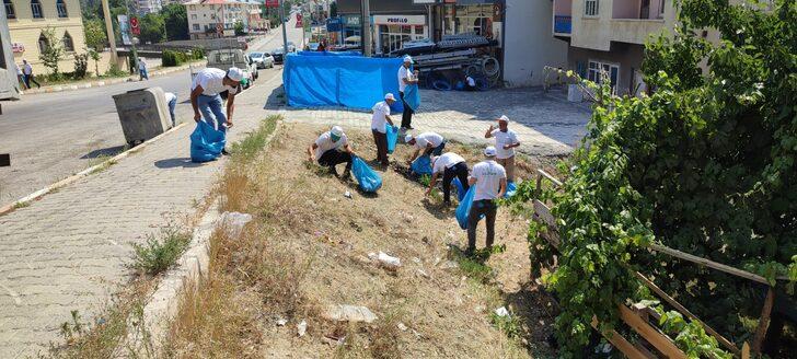 Türkiye'nin "sakin kenti" Uzundere'de, Belediye Başkanı Aktoprak ekibiyle çöp topladı G5
