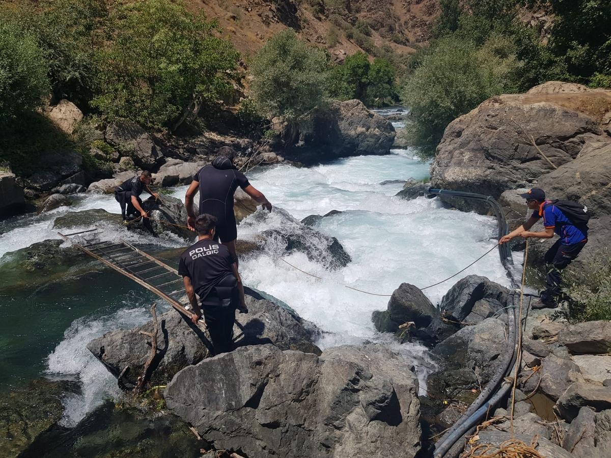 M&uuml;k&uuml;s &Ccedil;ayı'nda akıntıya kapılan hemşireye ulaşılmaya &ccedil;alışılıyor