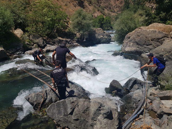 Müküs Çayı'nda akıntıya kapılan hemşireye ulaşılmaya çalışılıyor G1