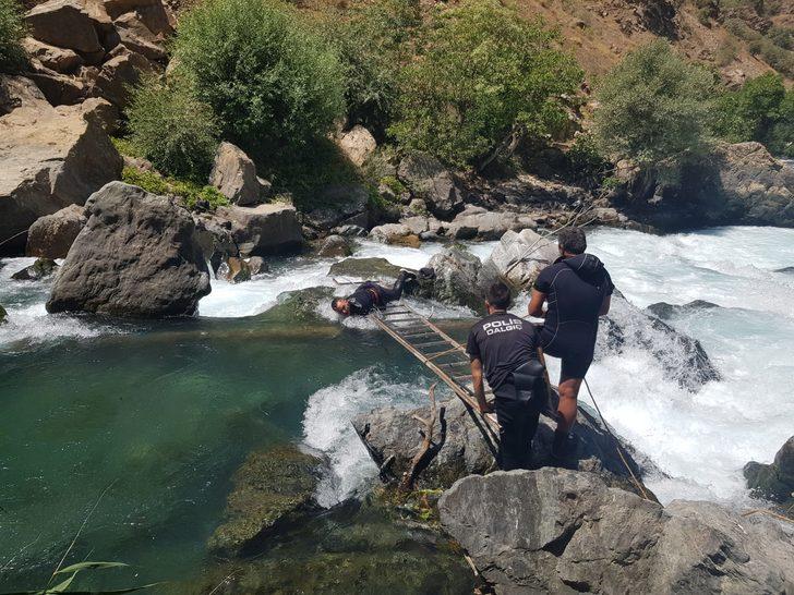 Müküs Çayı'nda akıntıya kapılan hemşireye ulaşılmaya çalışılıyor G2