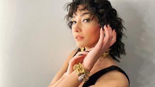 Aybüke Pusat süper minili pozuyla akılları baştan aldı! Koltukta sere serpe uzanıp...