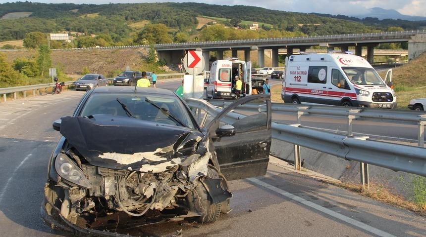 Sinop'ta bariyere çarpan otomobildeki 5 kişi yaralandı