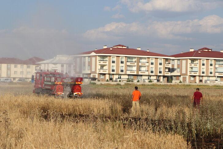 Erzurum'da 45 dönümlük buğday tarlasında çıkan yangın söndürüldü G2