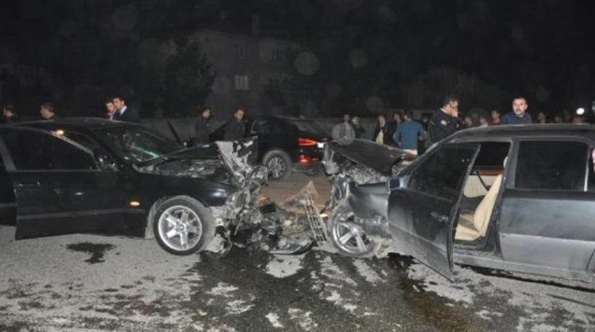 Kafa kafaya &ccedil;arpıştılar: 5 yaralı