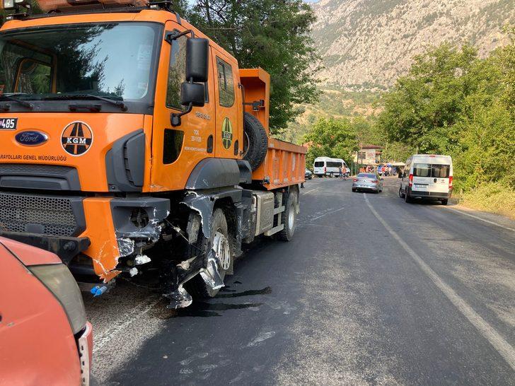 Adana'da kamyonla çarpışan otomobilin sürücüsü ağır yaralandı G2