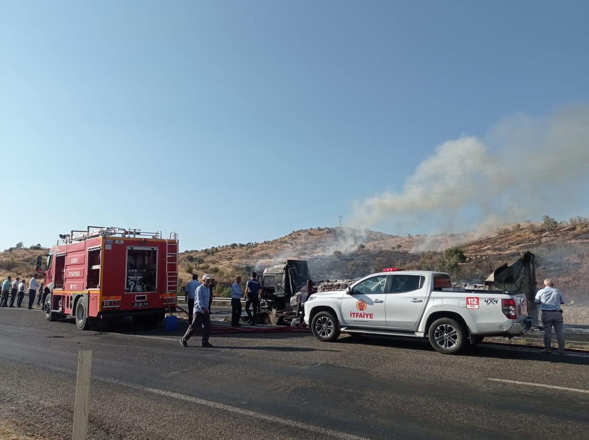 Siirt'te hurma y&uuml;kl&uuml; tırda &ccedil;ıkan ve &ouml;rt&uuml;l&uuml;k alana sı&ccedil;rayan yangın s&ouml;nd&uuml;r&uuml;ld&uuml;