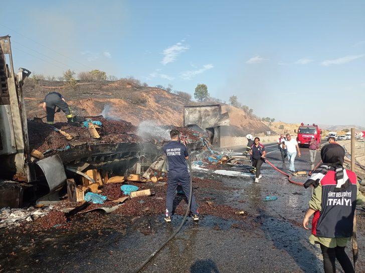Siirt'te hurma yüklü tırda çıkan ve örtülük alana sıçrayan yangın söndürüldü G2
