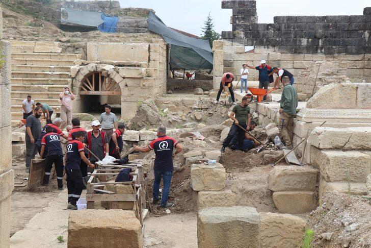 Düzce'deki antik kentte mermer blok ve mimari figürler bulundu G4