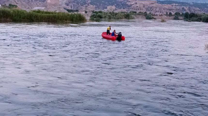 Murat Nehri'nde mahsur kalan 3 kişi kurtarıldı