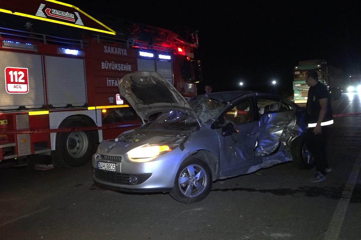Sakarya'da iki otomobil &ccedil;arpıştı 5 kişi yaralandı