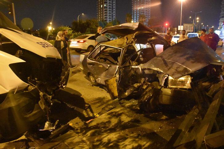 Adana'da servis aracıyla otomobil çarpıştı 1'i bebek 4 kişi yaralandı G2