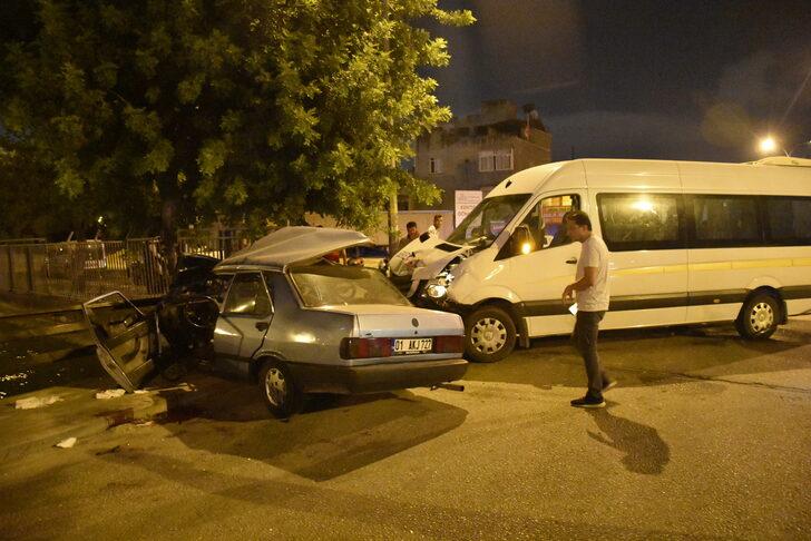 Adana'da servis aracıyla otomobil çarpıştı 1'i bebek 4 kişi yaralandı G3