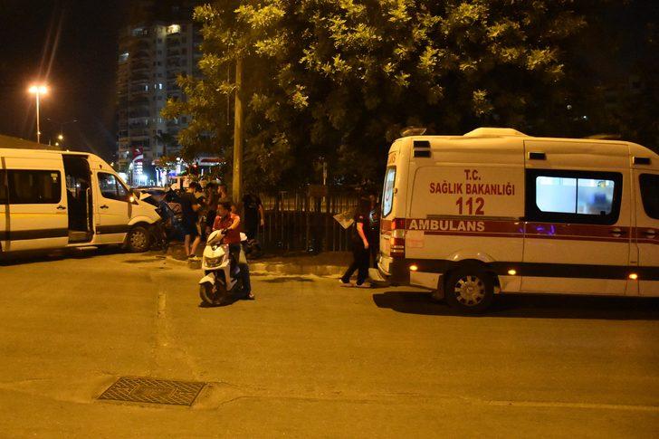 Adana'da servis aracıyla otomobil çarpıştı 1'i bebek 4 kişi yaralandı G4