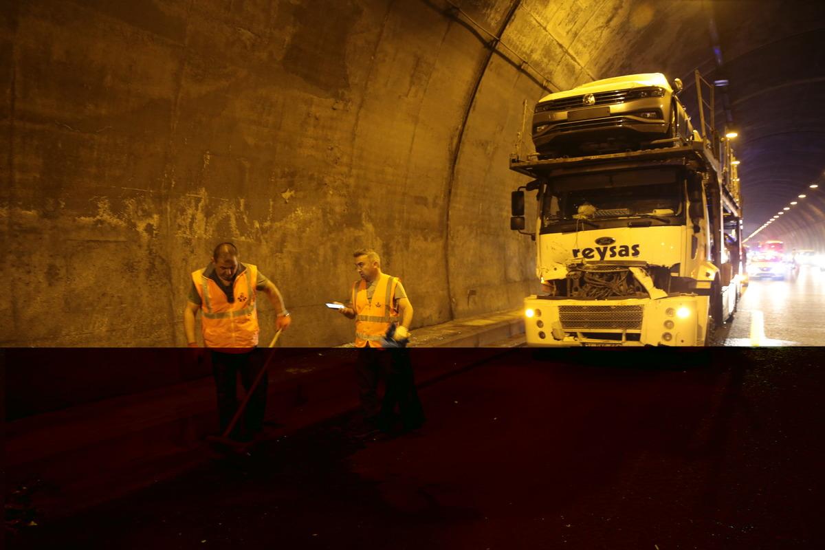 Bolu Dağı T&uuml;neli'nde zincirleme trafik kazası meydana geldi