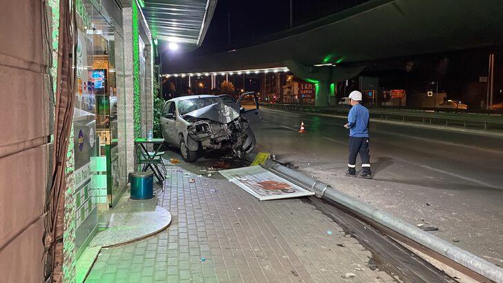 Bursa'da otomobil aydınlatma direğine çarptı 3 kişi yaralandı G2