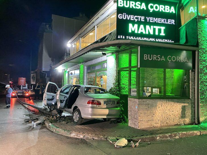 Bursa'da otomobil aydınlatma direğine çarptı 3 kişi yaralandı G3