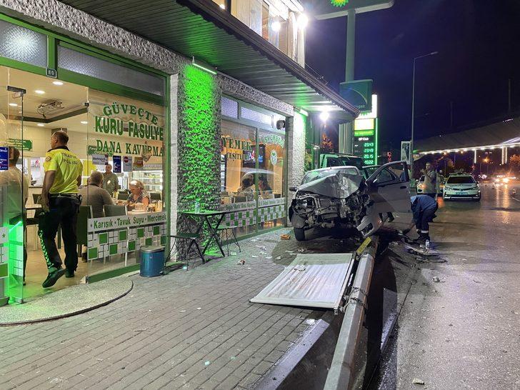 Bursa'da otomobil aydınlatma direğine çarptı 3 kişi yaralandı G4