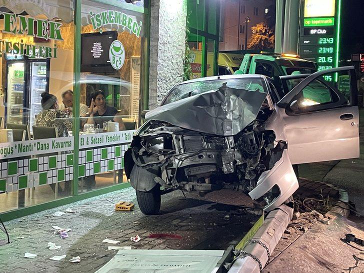 Bursa'da otomobil aydınlatma direğine çarptı 3 kişi yaralandı G5