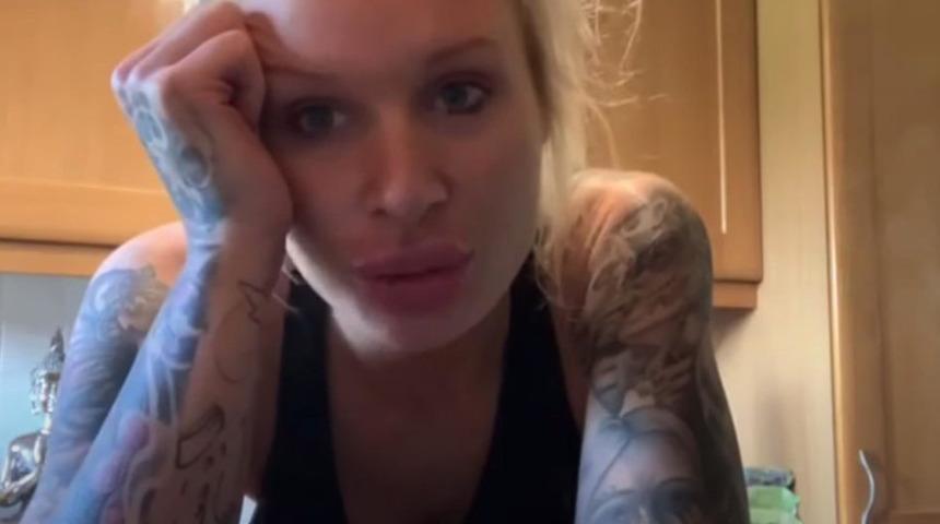 İzleyenin midesi bulandı! Meme implantı patladı: G&ouml;ğs&uuml;nden akan irini yayınladı