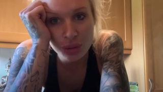 İzleyenin midesi bulandı! Meme implantı patladı: Göğsünden akan irini yayınladı