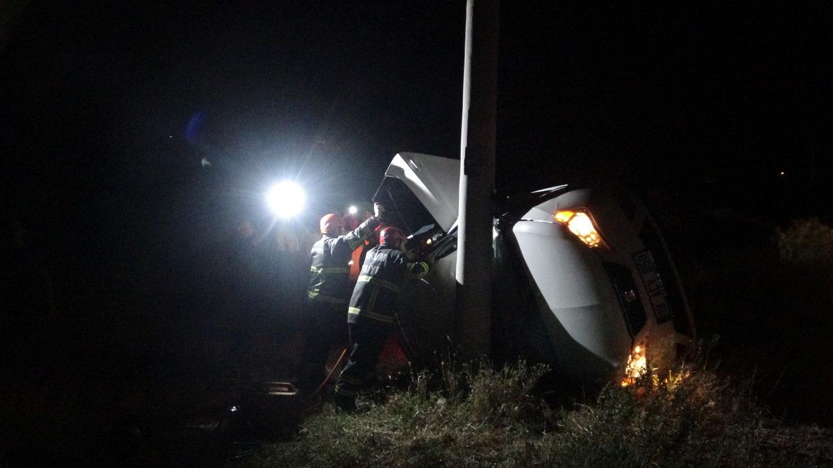 &Ccedil;orum&rsquo;da otomobil elektrik direğine &ccedil;arptı 6 kişi yaralandı